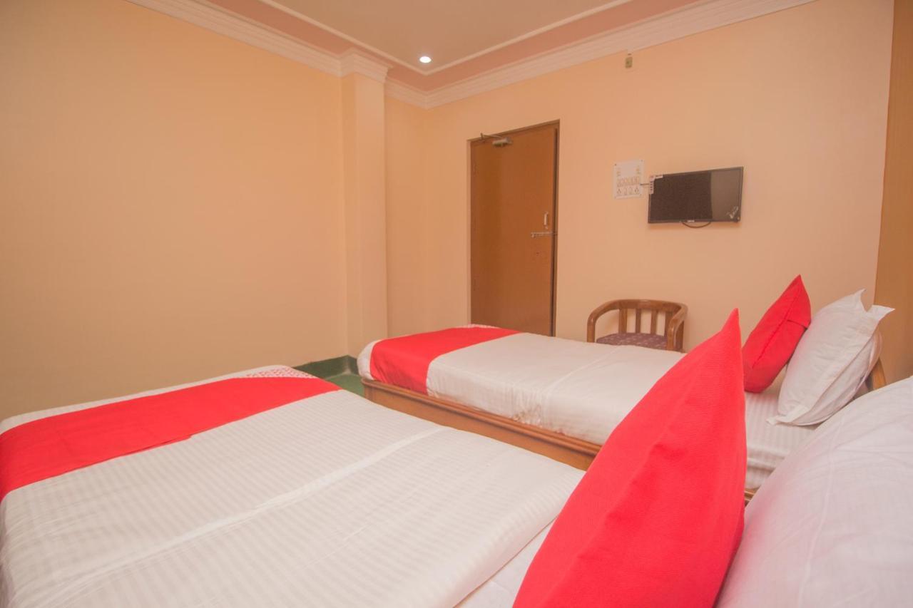 Oyo 48133 Hotel Payel Māldah Exteriör bild