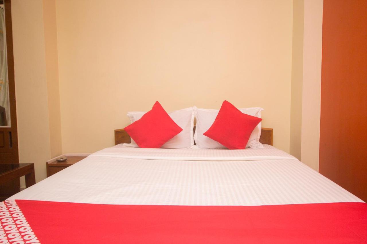 Oyo 48133 Hotel Payel Māldah Exteriör bild