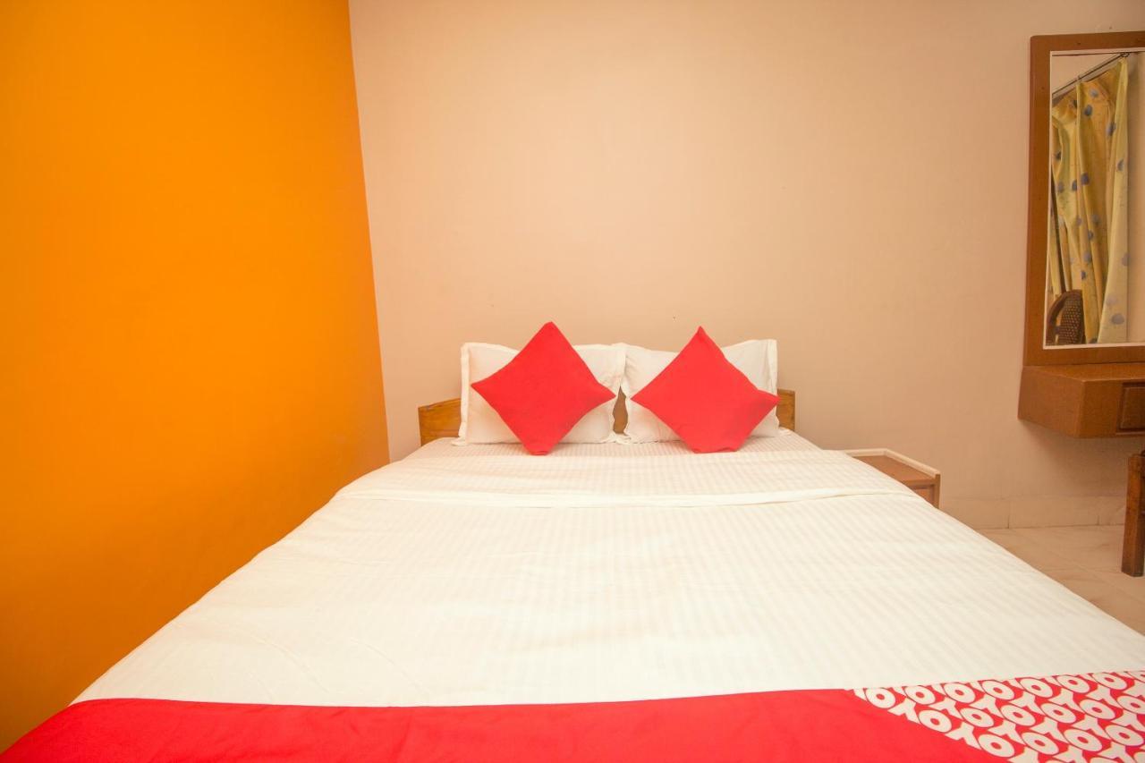 Oyo 48133 Hotel Payel Māldah Exteriör bild